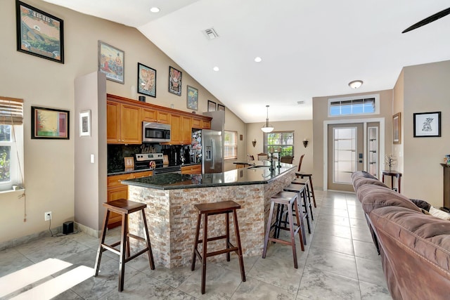 1075 E Lancewood Pl, Delray Beach, FL 33445 - kitchen featuring stainless steel appliances, a kitchen bar, a sink, a large island, and tasteful backsplash