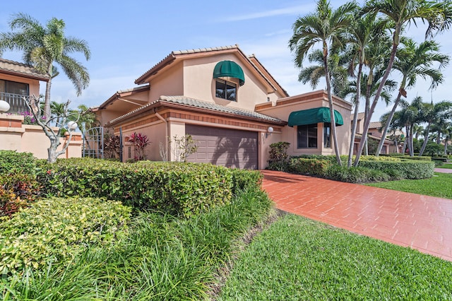 6525 Via Benita, Boca Raton, FL 33433 - mediterranean / spanish-style home featuring stucco siding, driveway, and a tile roof