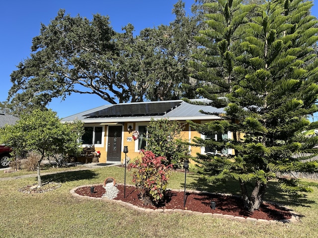 view of front facade with a front yard