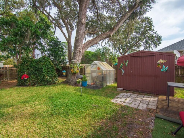 view of yard with a storage shed