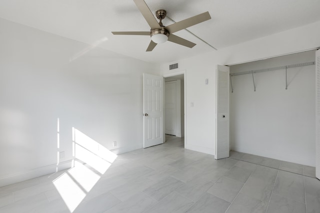 unfurnished bedroom with ceiling fan and a closet