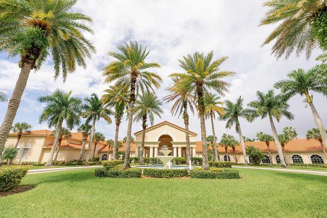 exterior space featuring a front yard