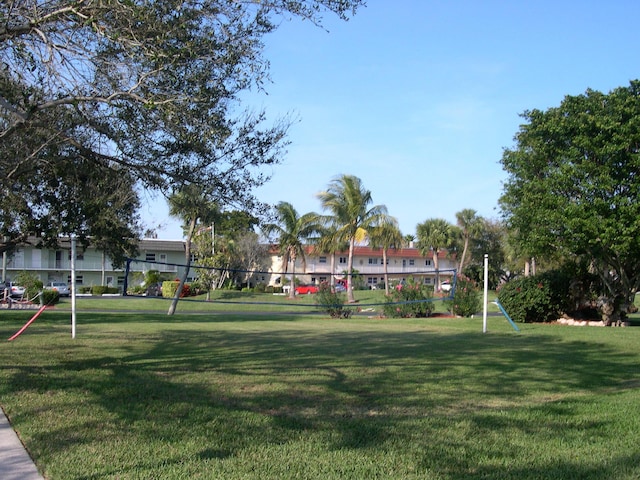 view of property's community featuring a lawn