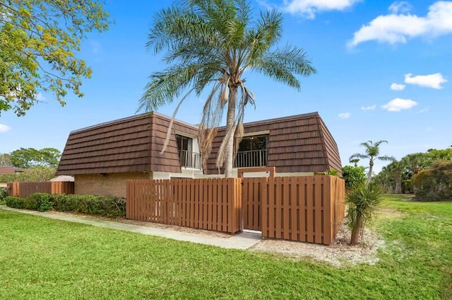 back of house featuring a yard