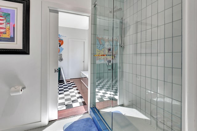 bathroom featuring tiled shower