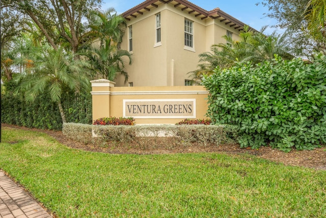 community sign featuring a yard