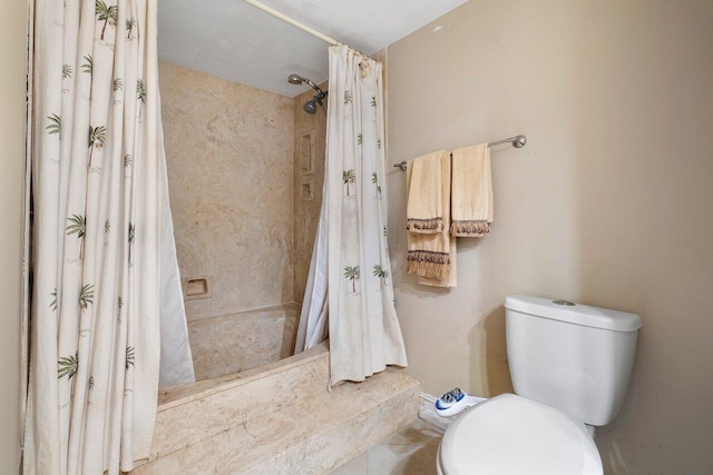 bathroom featuring a shower with shower curtain and toilet