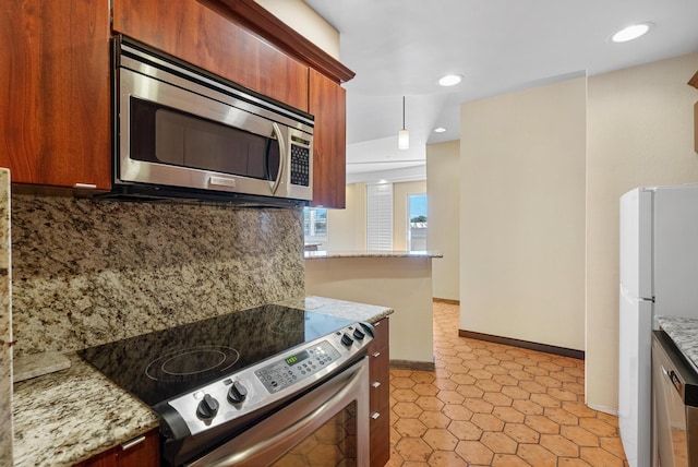 kitchen featuring baseboards, decorative light fixtures, stainless steel appliances, backsplash, and recessed lighting