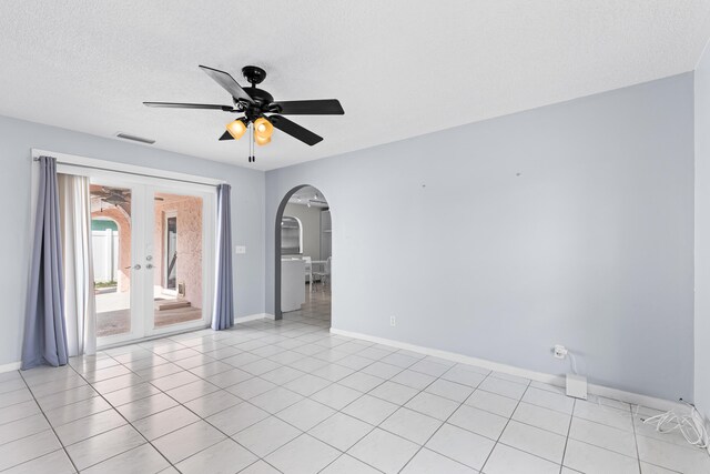 living room with dark wood-type flooring and ceiling fan