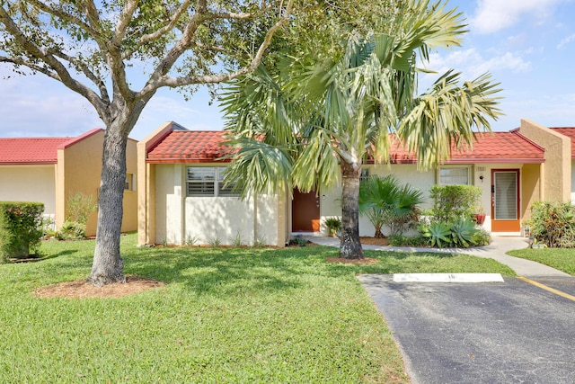 view of front of home featuring a front yard