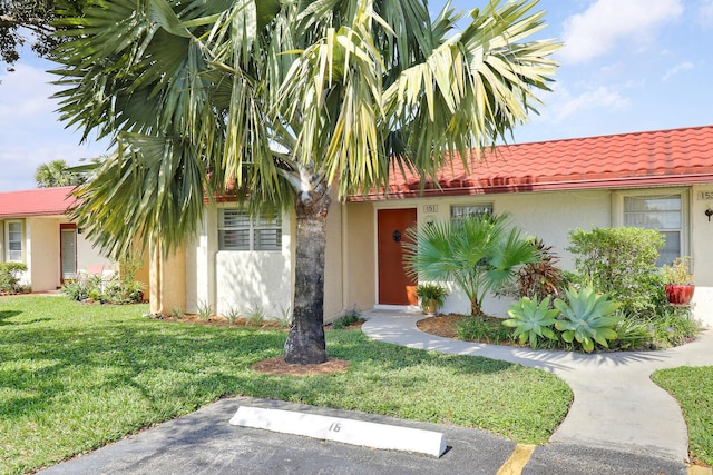 view of front facade with a front yard