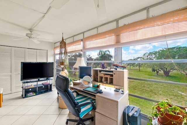 sunroom featuring ceiling fan