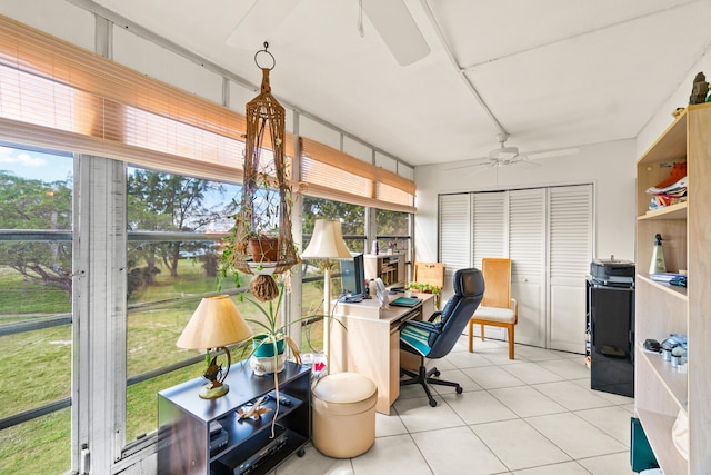 sunroom with ceiling fan