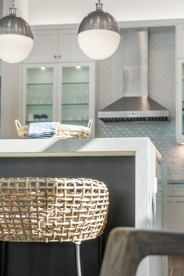 details with wall chimney range hood