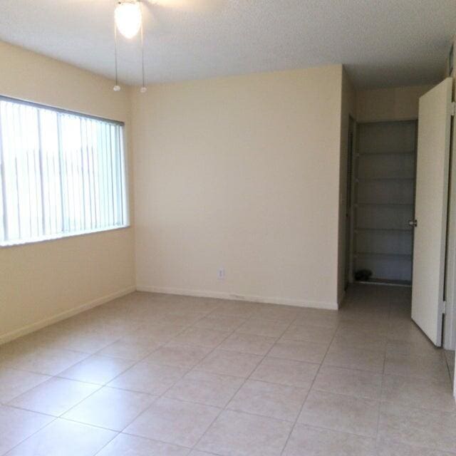 empty room featuring light tile patterned floors and baseboards