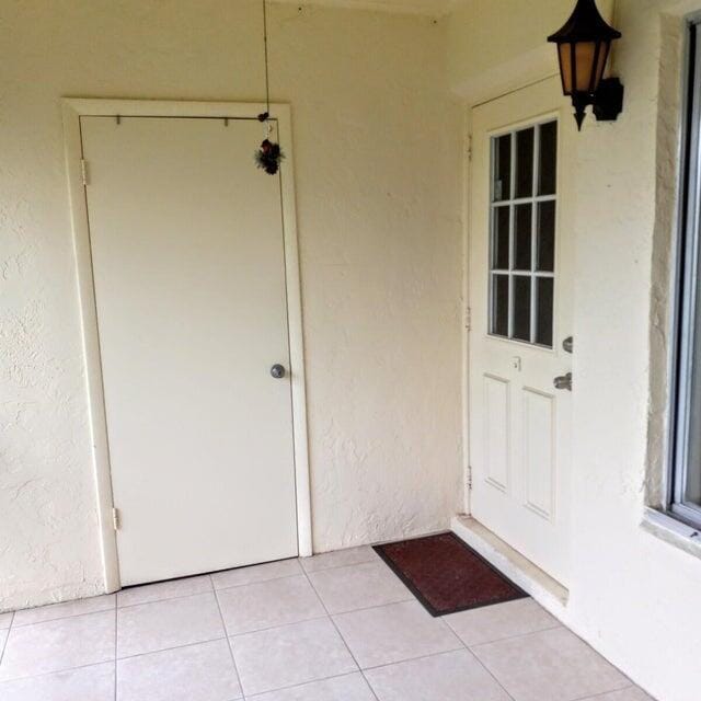 view of exterior entry with stucco siding