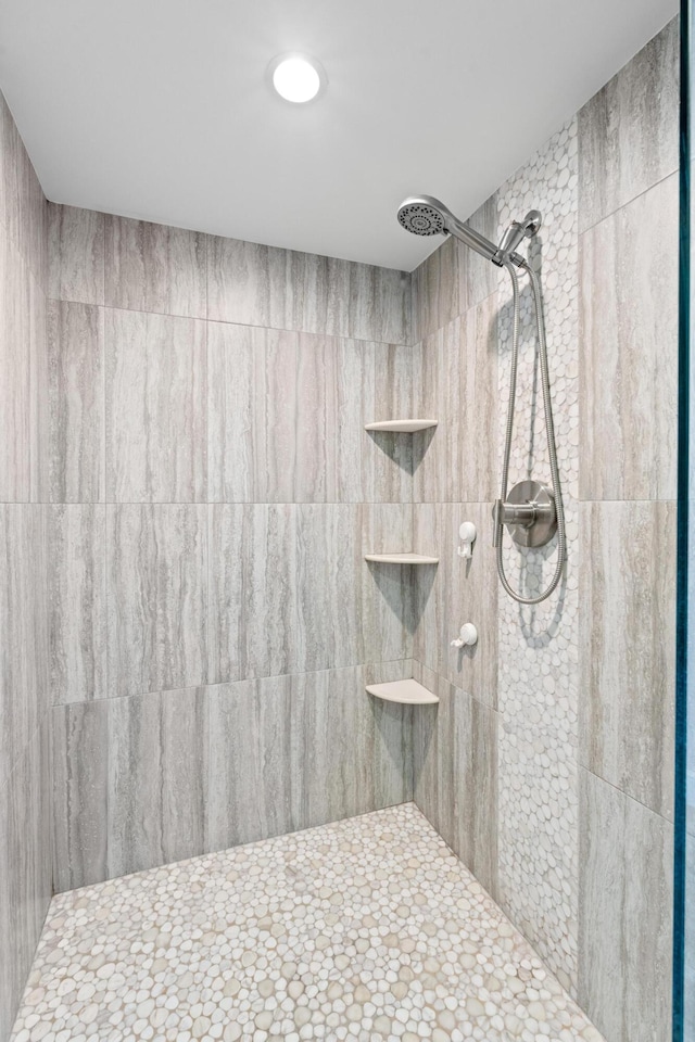 full bathroom featuring tiled shower