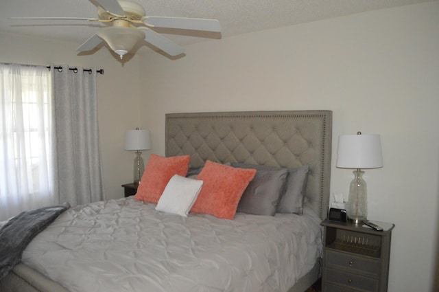 bedroom with ceiling fan