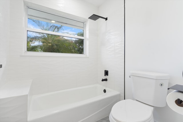 bathroom with tiled shower / bath and toilet