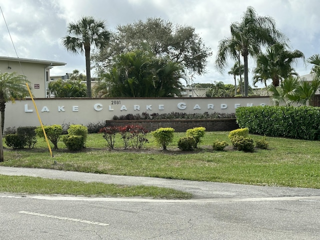 community / neighborhood sign featuring a yard