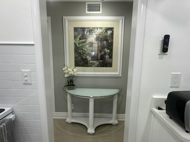 bathroom featuring tile walls