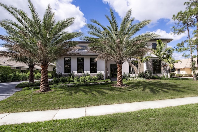 view of front of property featuring a front yard