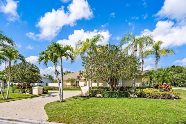 view of front of home featuring a front lawn