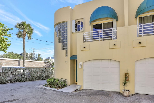 view of front facade featuring a garage