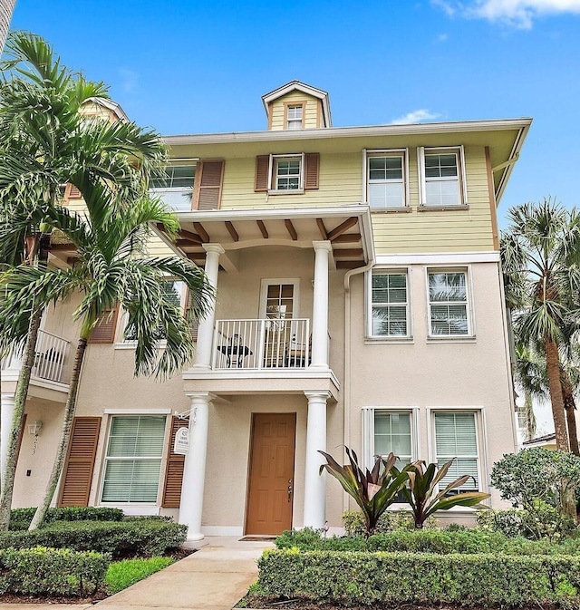 view of front of property with a balcony and stucco siding