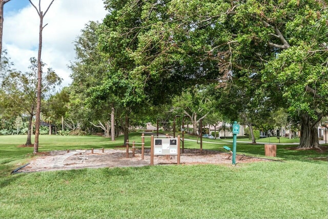 view of property's community featuring a lawn