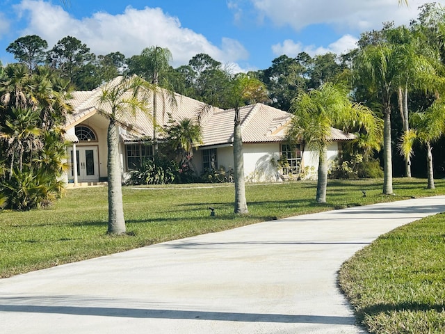 view of front facade featuring a front lawn