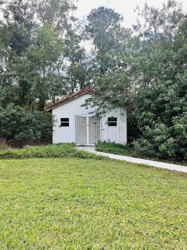 view of outdoor structure featuring a yard