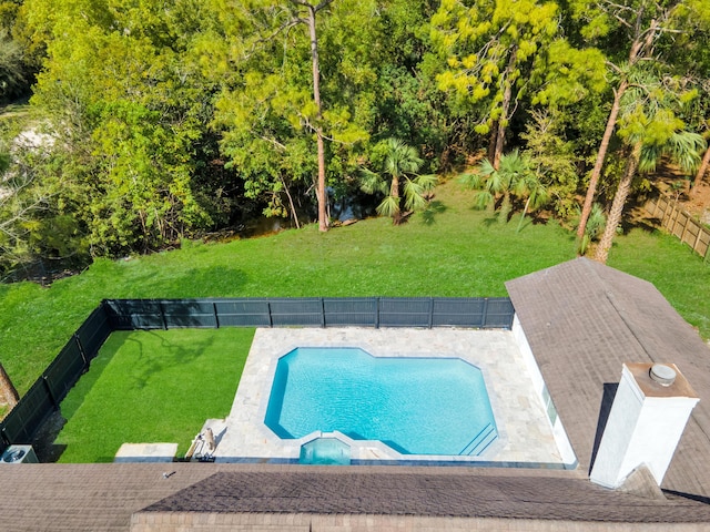 view of swimming pool with a yard