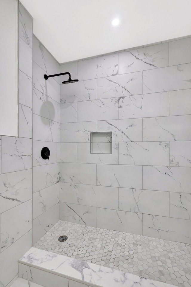 bathroom featuring a tile shower