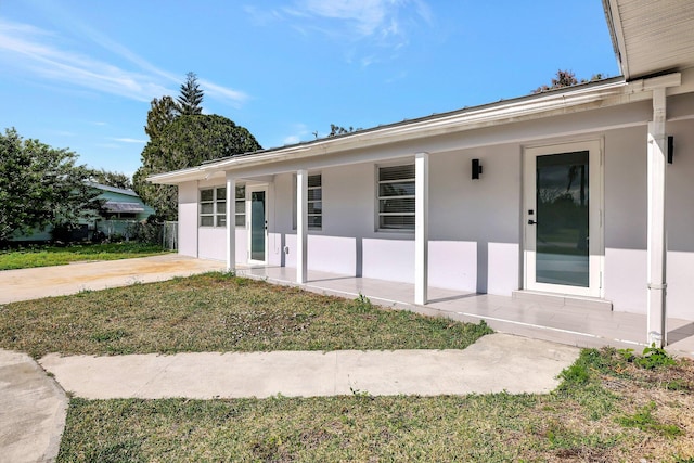 view of front facade featuring a front yard