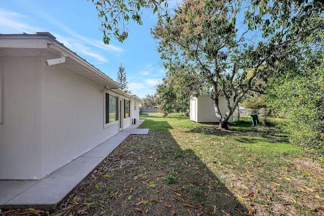 view of yard featuring a shed