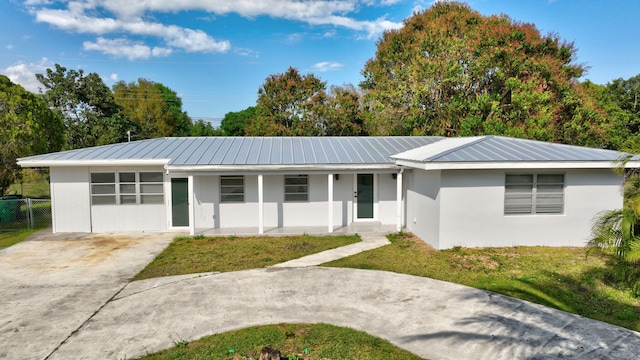 ranch-style home featuring a front yard and covered porch