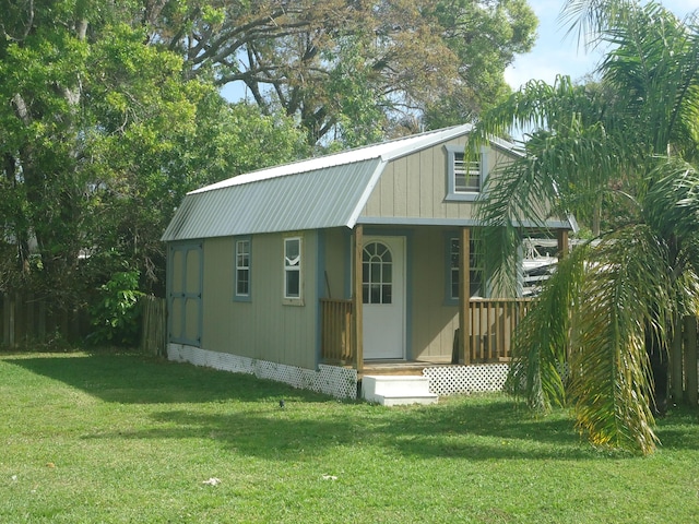 view of outdoor structure with an outbuilding