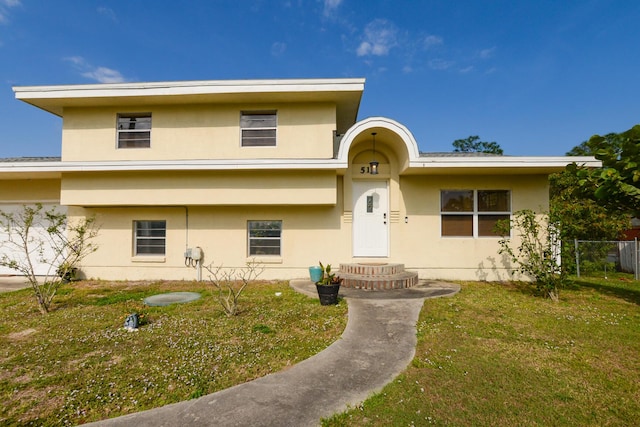 view of front facade featuring a front yard