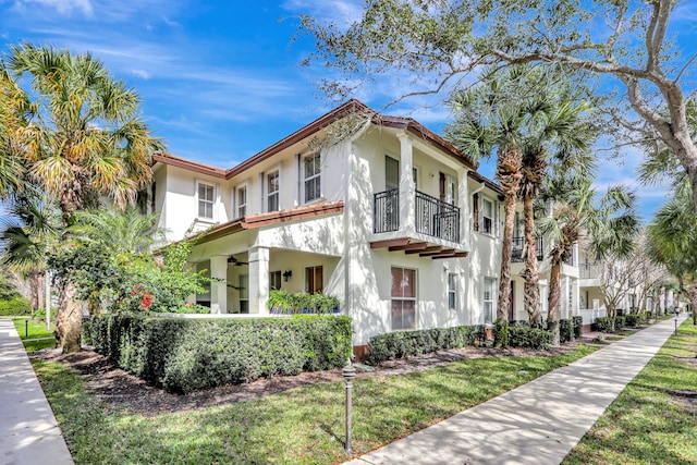 view of front of property featuring a balcony