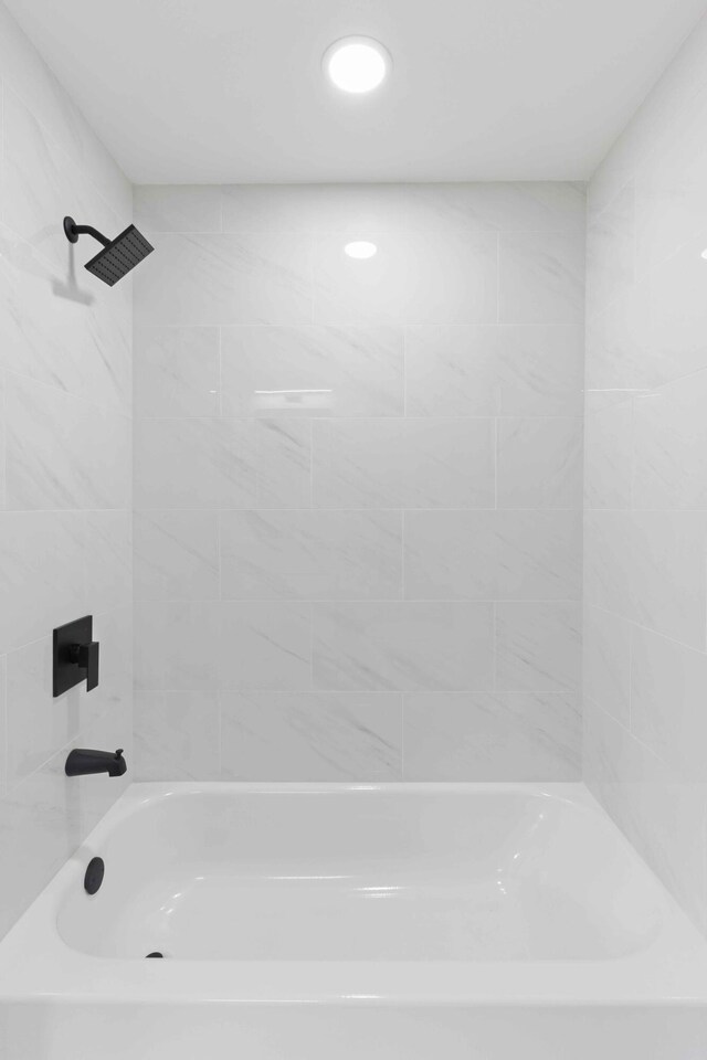 bathroom featuring tiled shower / bath