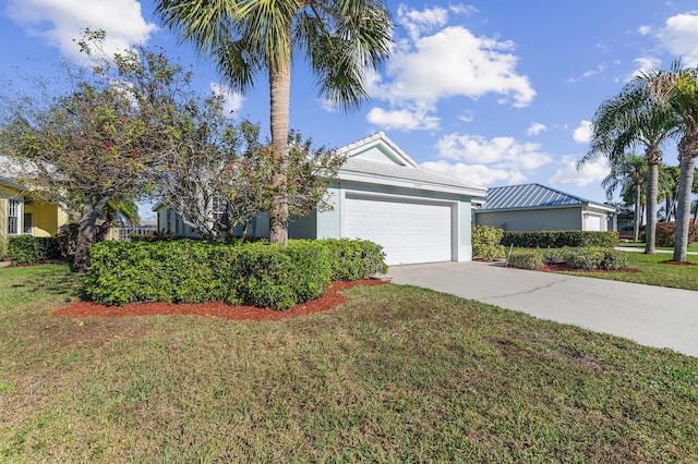 view of front facade featuring a garage and a front yard