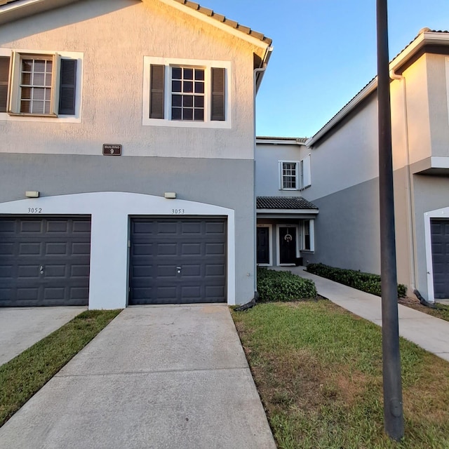 view of front facade featuring a garage