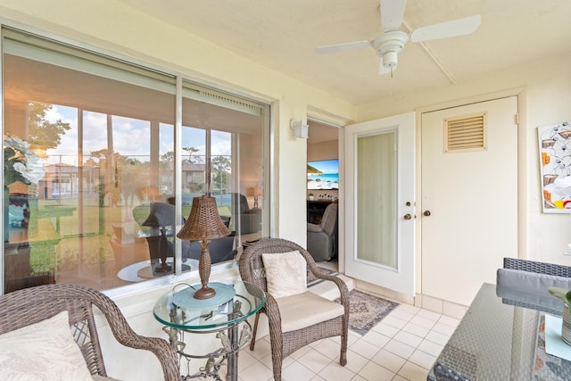 sunroom with ceiling fan