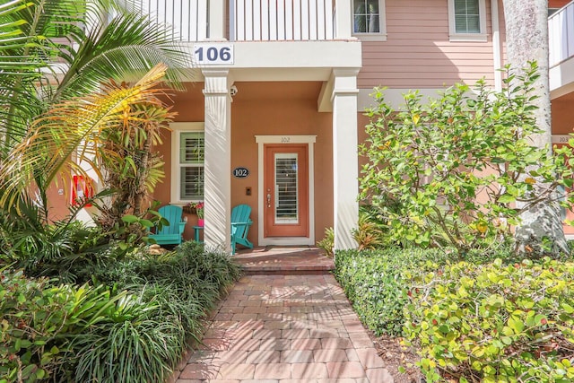 property entrance featuring a balcony