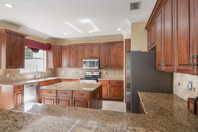 kitchen with a sink, visible vents, tasteful backsplash, and appliances with stainless steel finishes