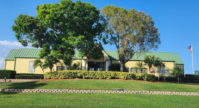 view of front facade featuring a front lawn