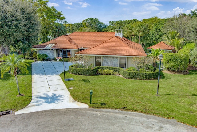 view of front of home with a front lawn