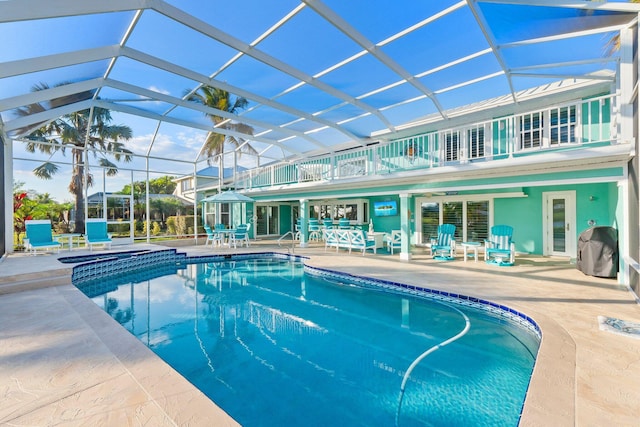 2666 SE Erickson Dr, Port Saint Lucie, FL 34984 - view of swimming pool featuring glass enclosure and a patio area