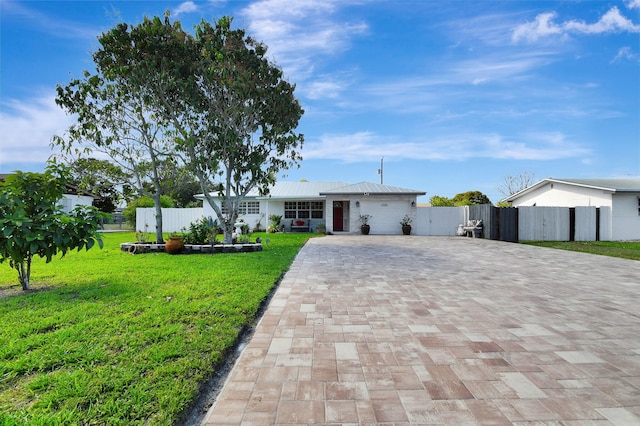 single story home with a front lawn